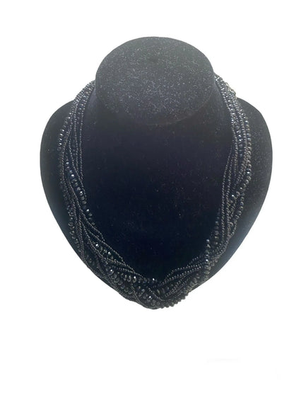 Collier de couleur noir fait main avec des perles qui brillent Ma boutique