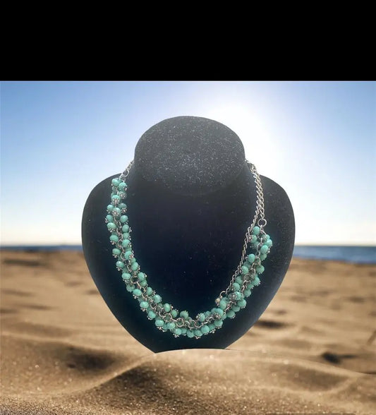 Collier de couleur vert clair avec des perles Ma boutique